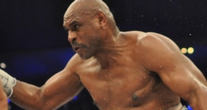 URODZINOWY, 60-LETNI OLIVER McCALL ZNÓW WALCZY